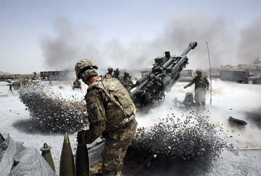 Американские артиллеристы ведут огонь в районе Панджваи на юге Афганистана. © Baz Ratner/Reuters