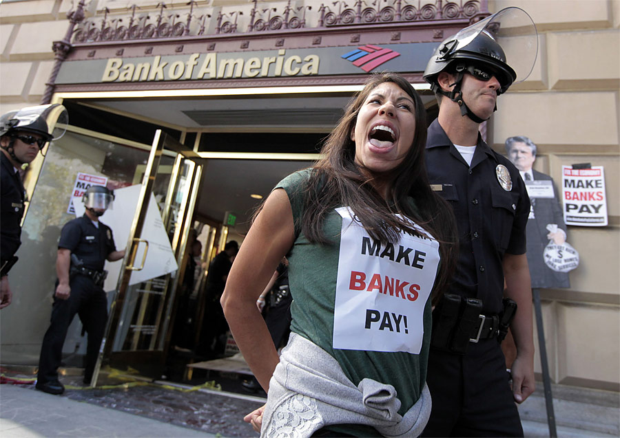 Полиция задерживает участницу захвата отделения Bank of America в Лос-Анджелесе. © Lucy Nicholson/Reuters