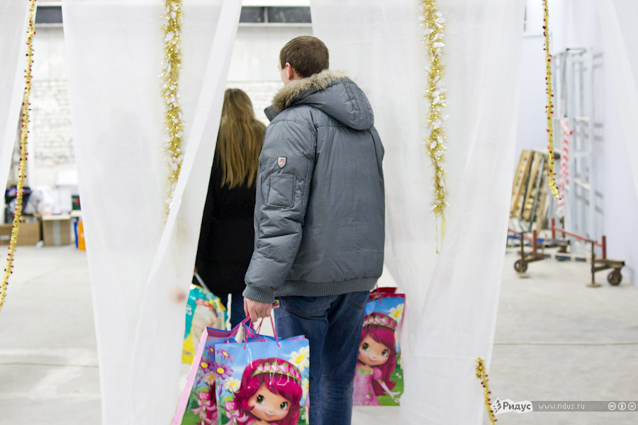 Посетители ярмарки несут подарки для подопечных фондов © Екатерина Бычкова/Ridus.ru