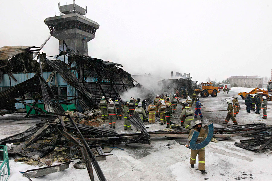 Пожарные у здания сгоревшего красноярского аэропорта «Черемшанка». © Ilya Naymushin/Reuters
