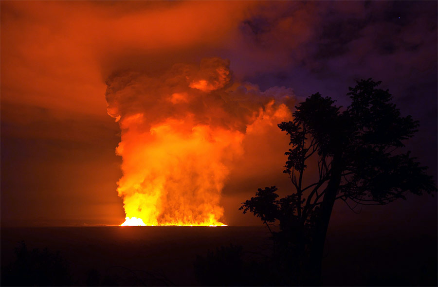 Извержение вулкана Ньямурагира на территории национального парка Вирунга в Демократической республике Конго. © Kenny Katombe/Reuters