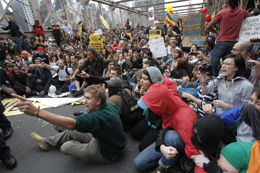 Демонстранты на Бруклинском мосту. Фото REUTERS/Jessica Rinaldi