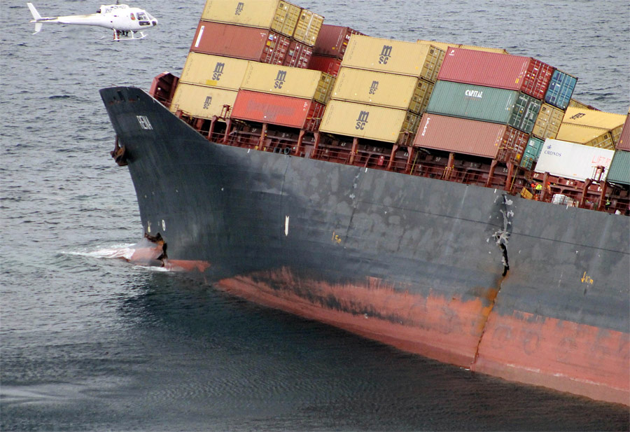 Повреждения контейнеровоза Rena. © Maritime New Zealand/Reuters