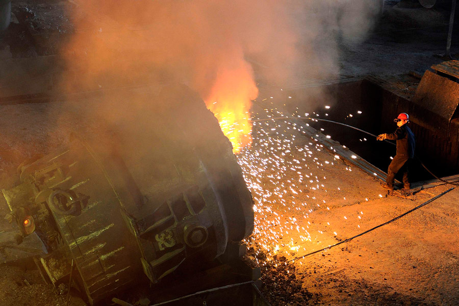 Рабочий на китайском заводе по производству стали в Хафее. © Reuters