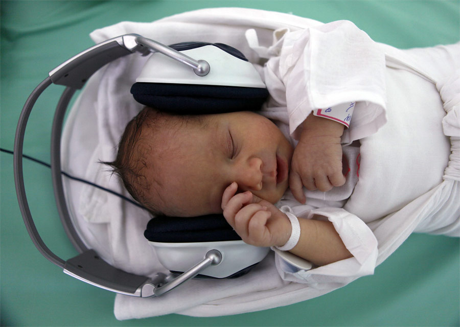 Новорожденный малыш слушает музыку в больнице Кошице. В этой больнице используют музыку в качестве терапии для малышей, разлученных с мамами. © Petr Josek/Reuters