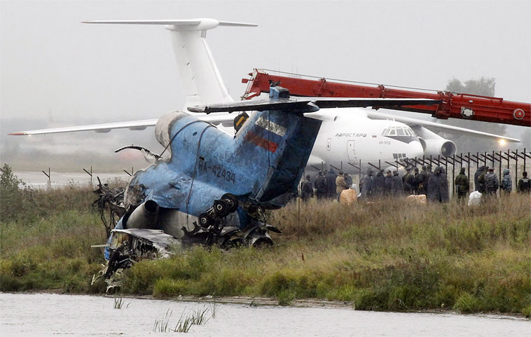 Обломки разбившегося самолета Як-42. © Денис Синяков/Reuters