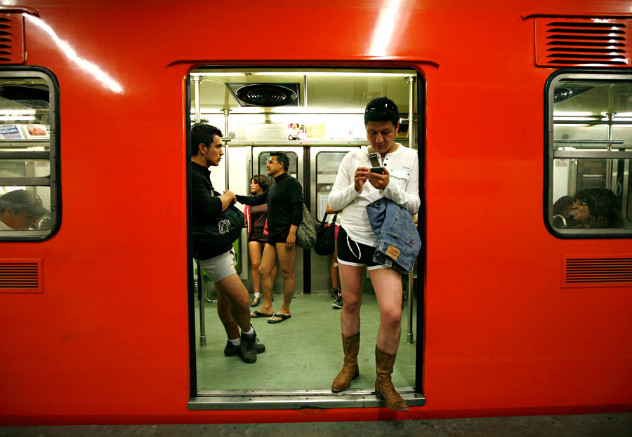 Мировая ежегодная акция The No Pants Subway Ride («Поездка в метро без штанов») в  метро в Мехико. © Marco Ugarte/AP Photo
