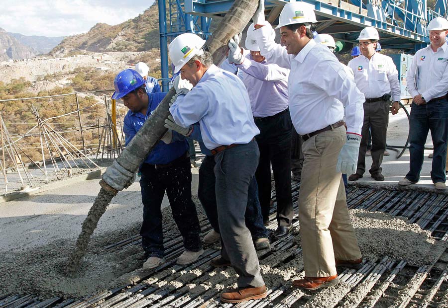 Президент Мексики Фелипе Кальдерон заливает бетон на завершающем этапе строительства моста. © Stringer/REUTERS