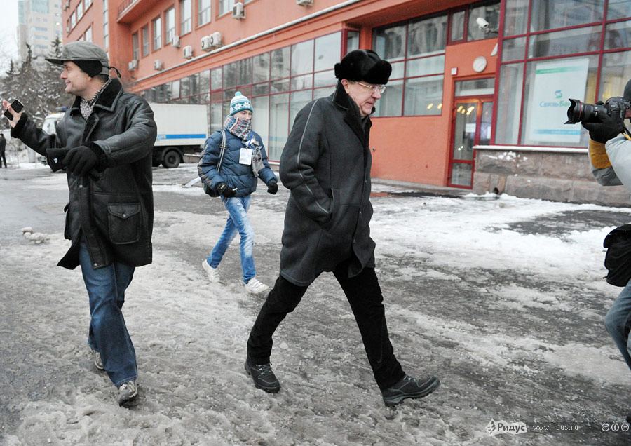 Алексей Кудрин покидает митинг. © Антон Тушин/Ridus.ru