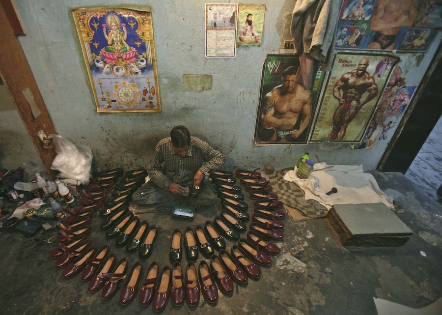 Сапожник Раджу на обувной фабрике в индийском штате Джамму, зарабатывающий 68 долларов в месяц. © Mukesh Gupta/Reuters