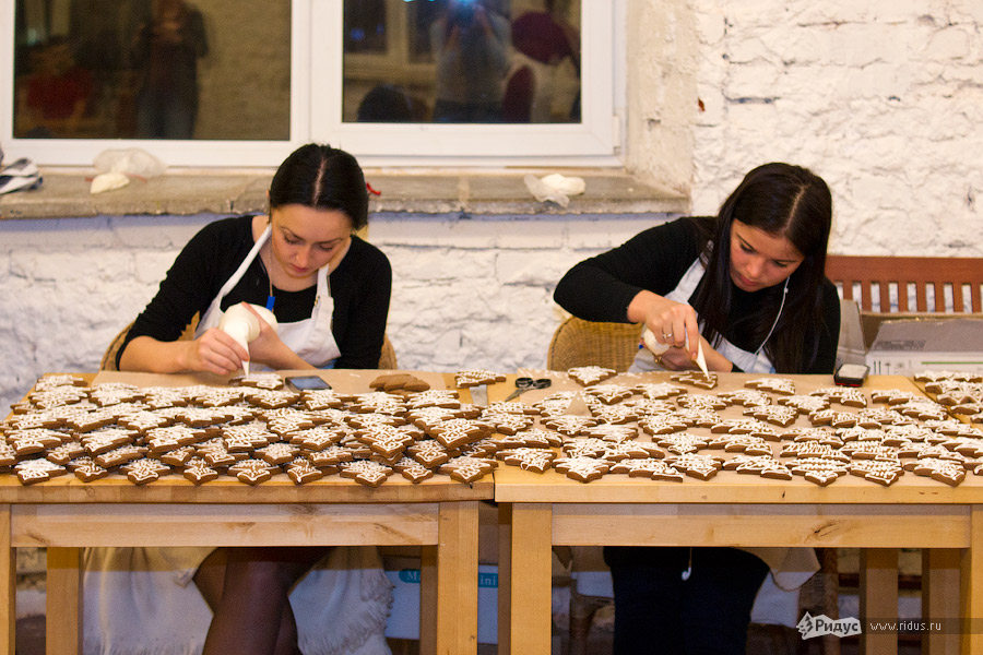 Сотрудники экспериментальной кухни помогают волонтерам разрисовать печенье © Екатерина Бычкова/Ridus.ru