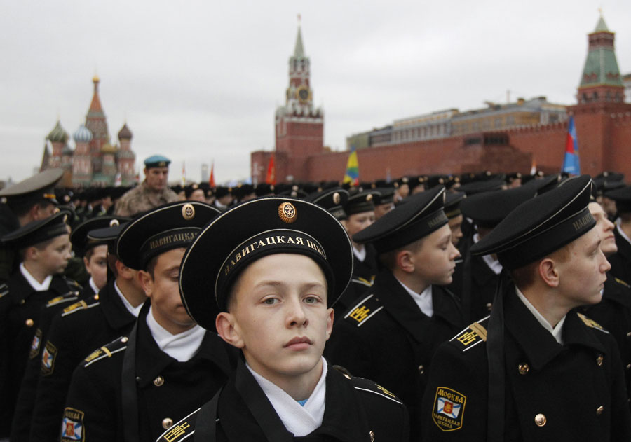 Гардемарины из навигацкой школы репетируют парад защитников Москвы. © Денис Синяков/Reuters