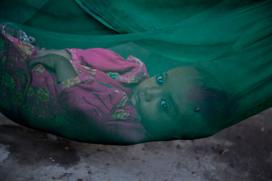Девочка Назия ждет отправки в лагерь для пострадавших от наводнения в Пакистане. © Akhtar Soomro/REUTERS