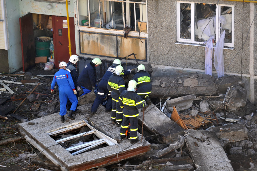 Спасатели разбирают завалы дома в Бронницах. © Александр Уткин/РИА Новости