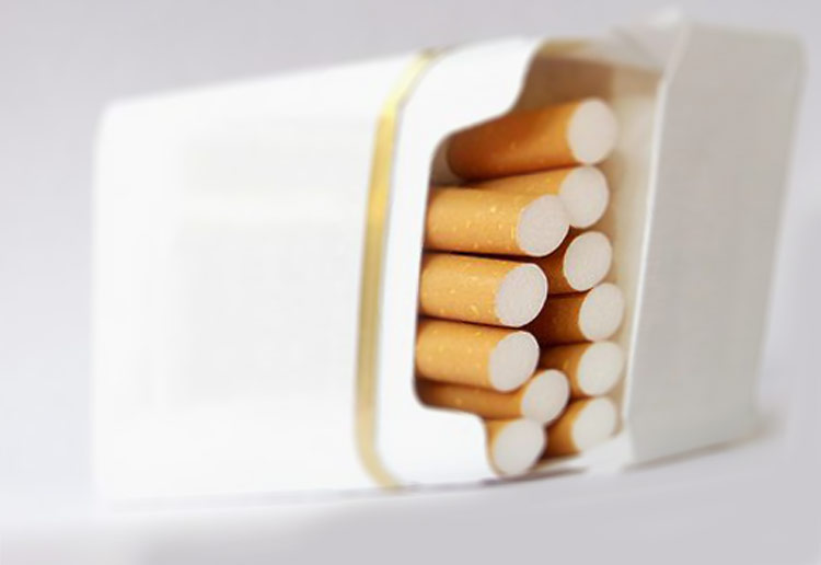 Пачка сигарет без логотипа и текста производителя. Коллаж, скриншот с сайта arabic.rt.com. © arabic.rt.com