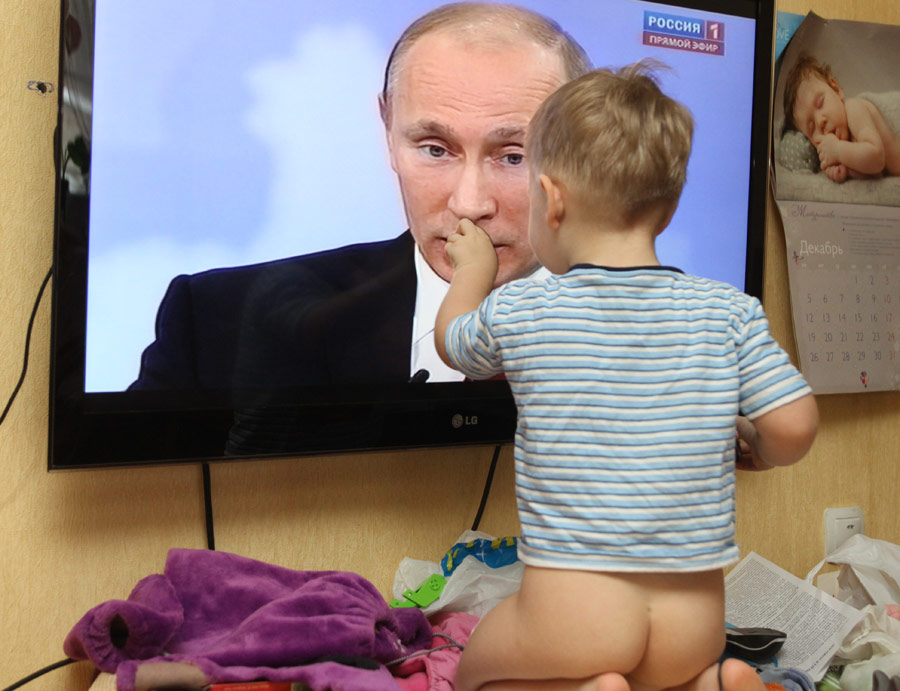 Ребенок во время трансляции телепрограммы «Разговор с Владимиром Путиным». © Александр Рюмин/ИТАР-ТАСС