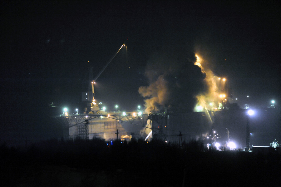 Пожар на судоремонтном заводе в Росляково. © Лев Федосеев/ИТАР-ТАСС