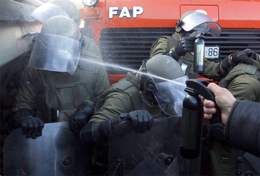 Солдаты KFOR применили слезоточивый газ для разгона косовских сербов, блокировавших баррикадами территорию на границе с Сербией. © Marko Djurica/Reuters