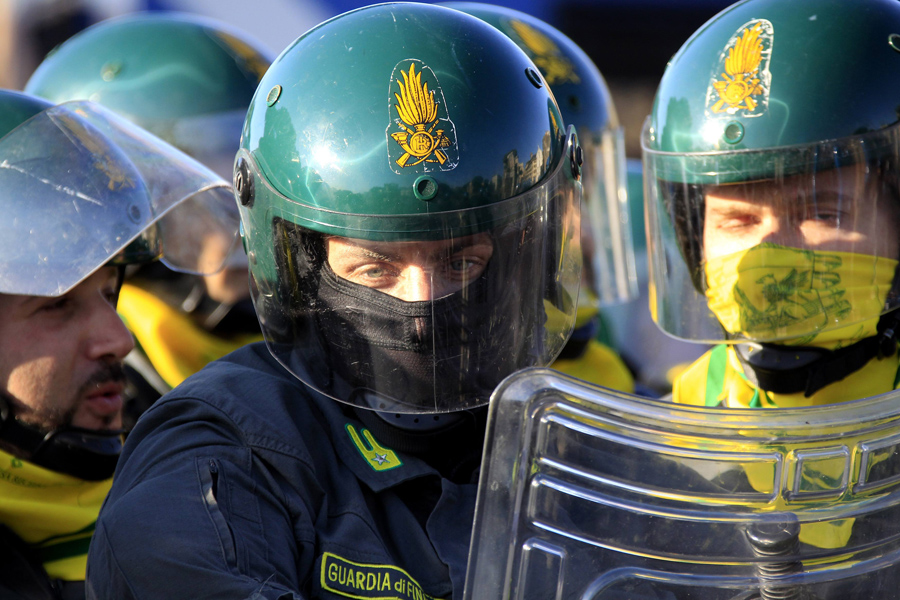 Полицейские на разгоне уличных беспорядков. © Stefano Rellandini/Reuters