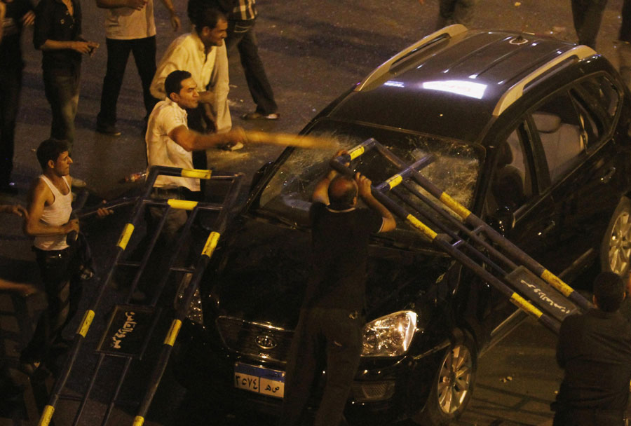 Также пострадали припаркованные у телецентра автомобили. © MOHAMED ABD EL GHANY/Reuters