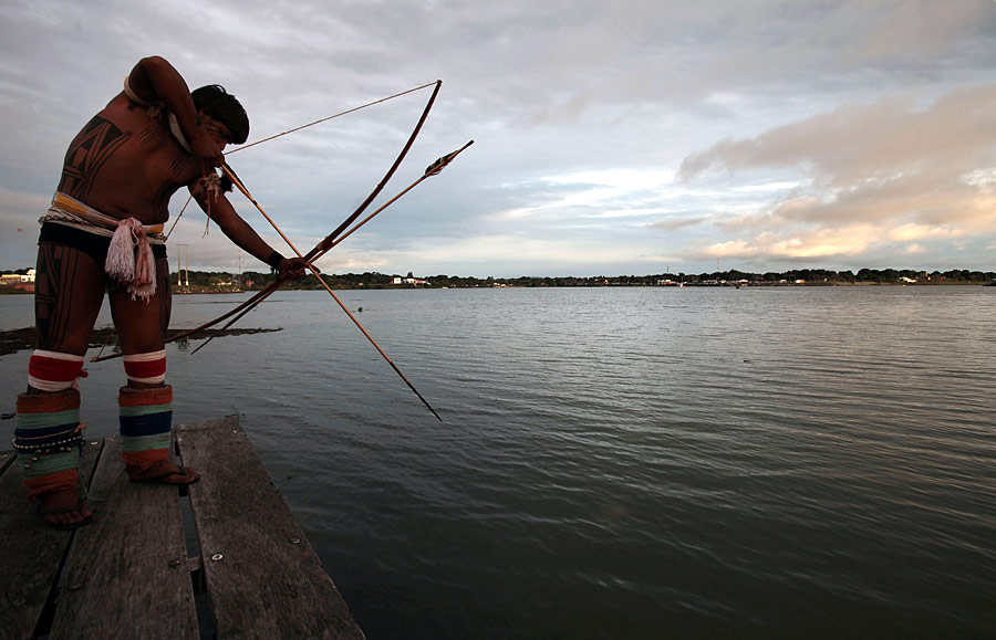 Индеец племени камаюра практикуется в традиционной рыбной ловле во время XI Игр коренных народов в Бразилии. В этих Играх спортсмены 38 этнических групп состязаются в таких дисциплинах, как стрельба из лука, метание копья, гребля на каноэ и т.д.