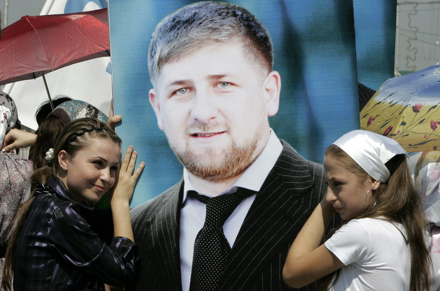 Чеченские дети с портретом Рамзана Кадырова в Грозном. © Саид Царнаев/РИА Новости