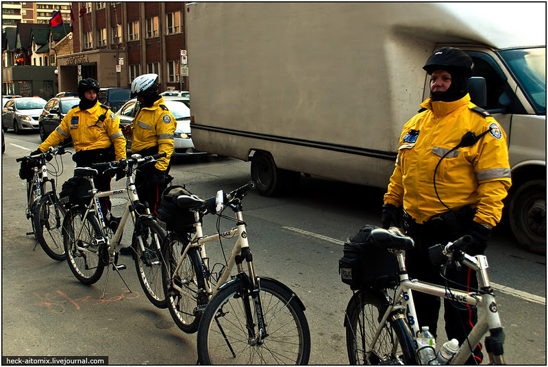 Торонтовские полицейские ездят на велосипедах и ничего не имеют против того, чтобы их фотографировали