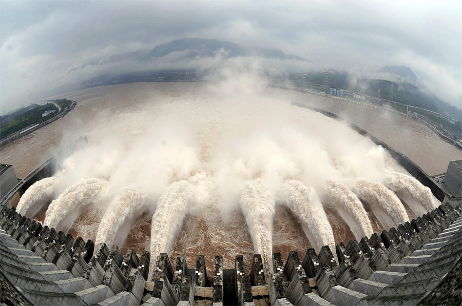 Сброс воды на ГЭС «Три ущелья» на реке Янцзы в Китае. © Reuters/Stringer