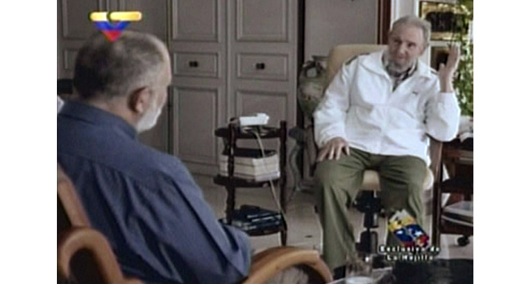Венесуэльский журналист Марио Сильва берет интервью у Фиделя Кастро. © Reuters / HO