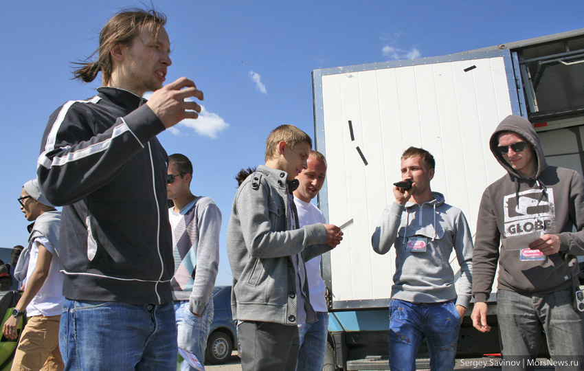 Брянские парни получают призы и поздравления за 1 и 2 место. Фото morsnews.ru
