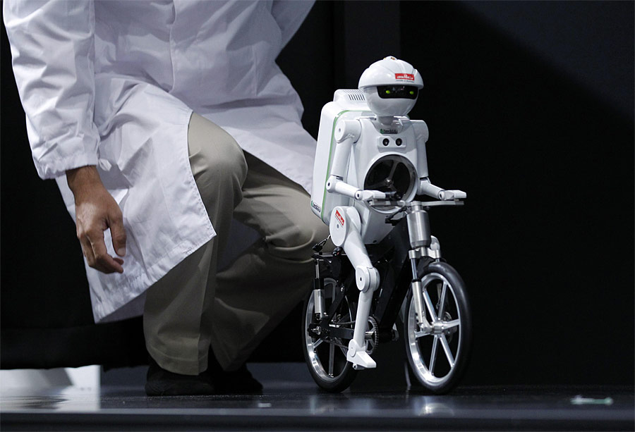 На выставке CEATEC-2011 в Японии компания Murata Manufacturing представила робота Murata Seisaku-kun, катающегося на мини-велосипеде. Скорость езды Seisaku-kun не превышает 2 км/ч. © Kim Kyung-Hoon/Reuters