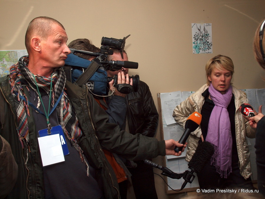 Евгения Чирикова дает интервью после закрытия избирательных участков. © Vadim Preslitsky