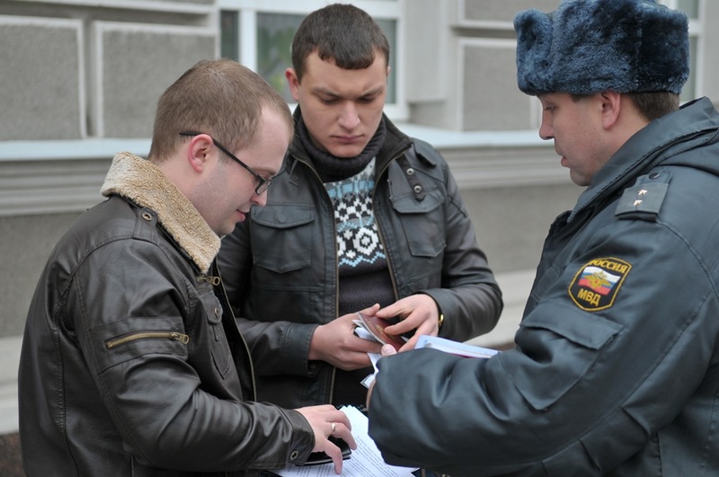 Полицейские проверяют документы у участников акции.