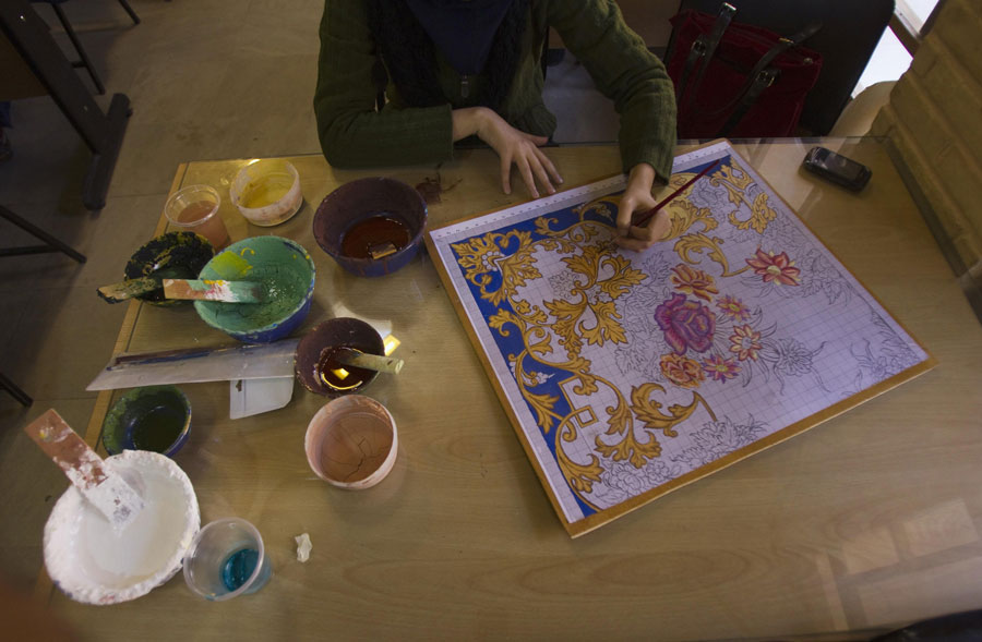 Студент Исфаханской академии искусств создает новый рисунок для ковра. © MORTEZA NIKOUBAZL/Reuters