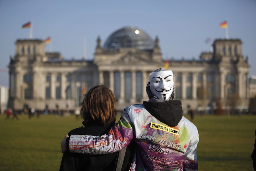 Участники акции протеста в Берлине, 12 ноября 2011 г. © Pawel Kopczynski/Reuters