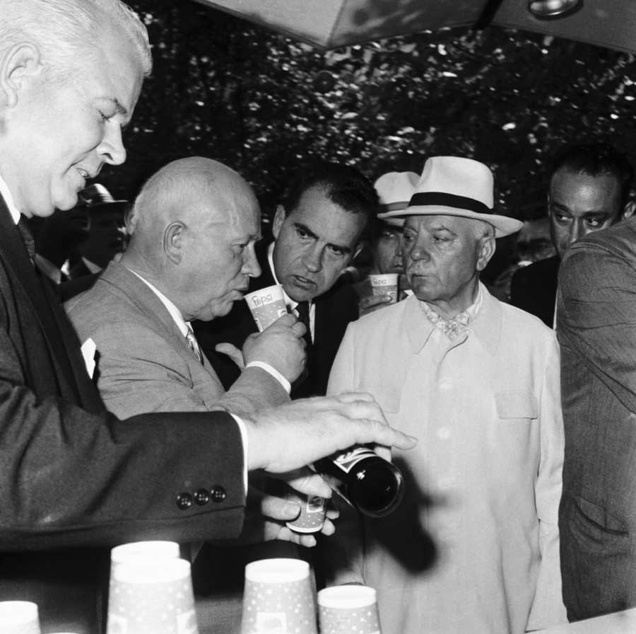 Н.Хрущев пробуем Пепси на Международной американской выставке в Сокольниках. 1959 год.