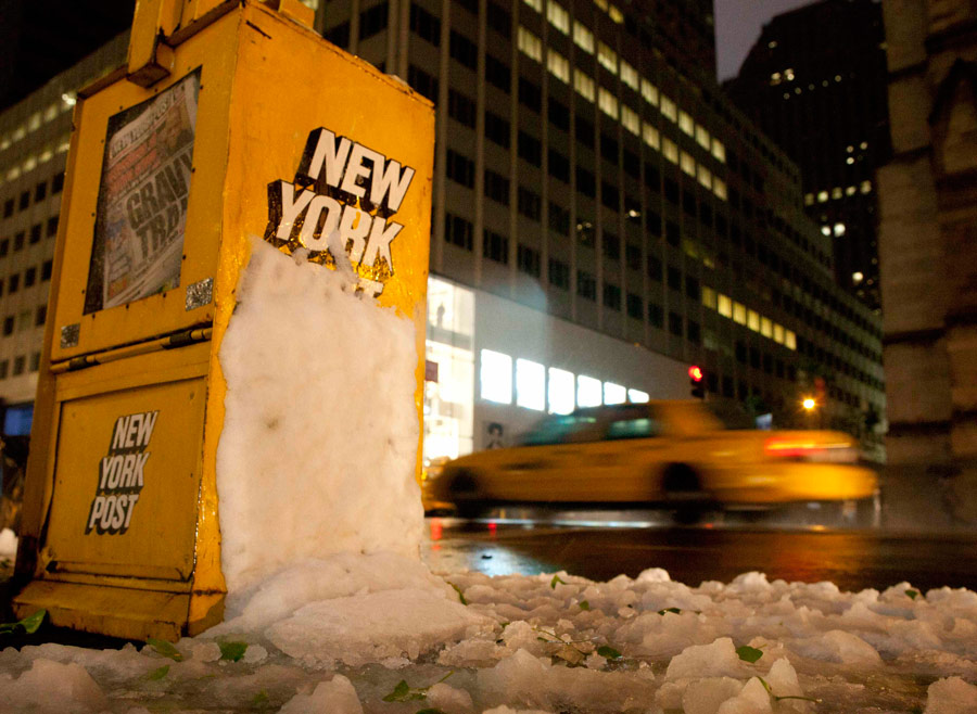 Снег на 5-й авеню вдоль дороги. © Andrew Kelly/Reuters