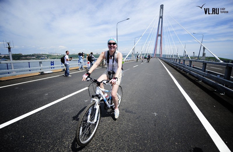 ...Яркое солнце освещало мост и поднимало настроение велосипедистов.