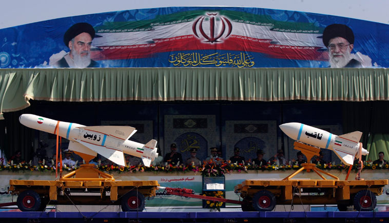 Иранская высокоточная авиабомба Зубин(Стрела) с системой наведения и ракета Cахеб (Прокол), радиус действия которой составляет 250 километров. © Stringer/Reuters