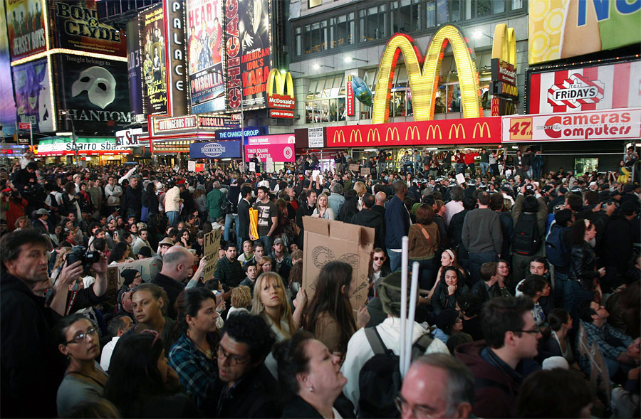 Демонстранты на Таймс-Сквер в Нью-Йорке. © Allison Joyce/Reuters
