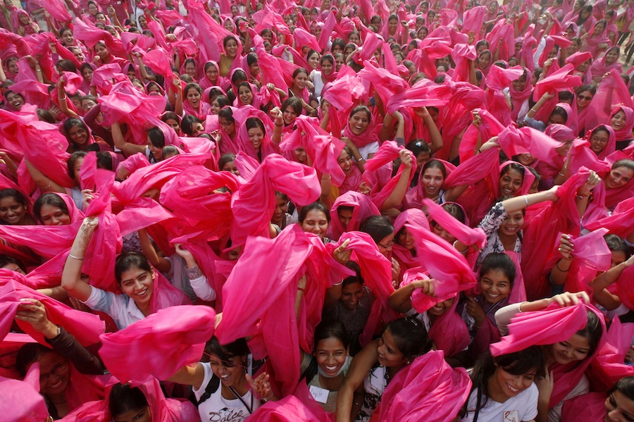Участницы демонстрации по предупреждению и борьбе с раком молочной железы машут красными шарфами в индийском Чандингарте. © Ajay Verma/Reuters