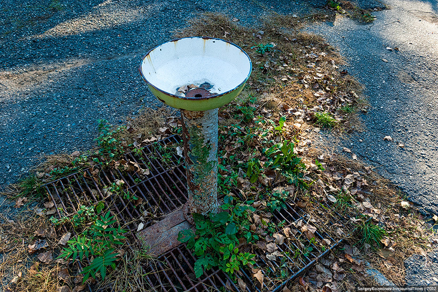 35. Таких питьевых фонтанчиков раньше было несколько на территории парка. Были они и в зоне отдыха у ДК химиков.