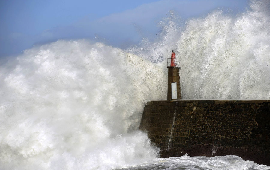 Гигантские волны почти полностью захлестывают маяк в испанской деревне Виавелез. © ELOY ALONSO/Reuters
