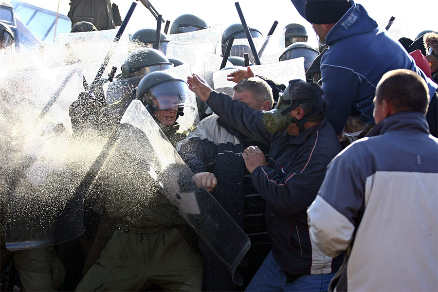 Столкновения косовских сербов с контингентом KFOR. © Bojan Slavkovic/Reuters