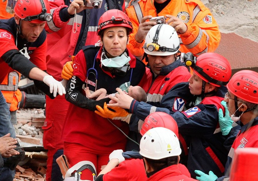 Младенца достают из развалин от землетрясения в Турции. © Reuters