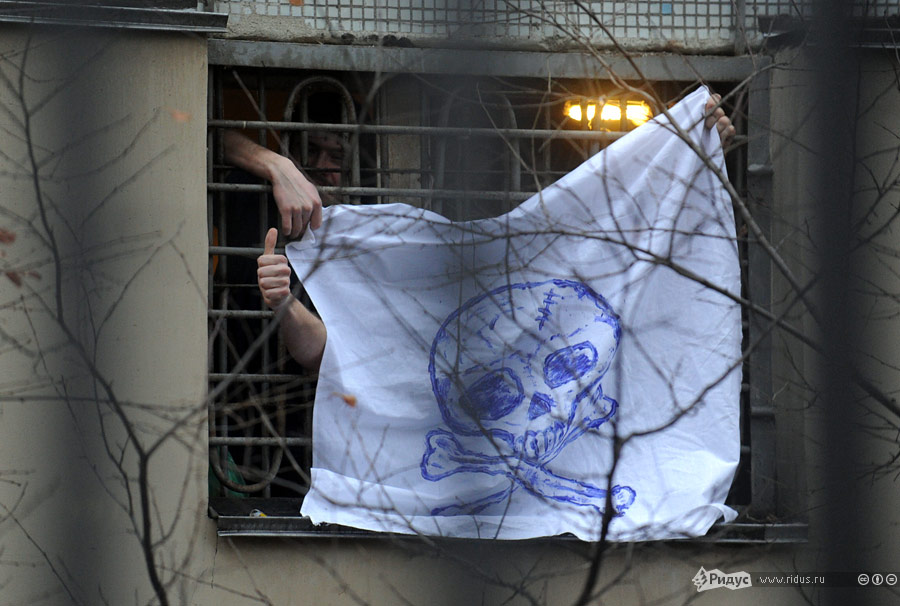 Протест из-за решетки спецприемника на Симферопольском бульваре. © Василий Максимов/Ridus.ru