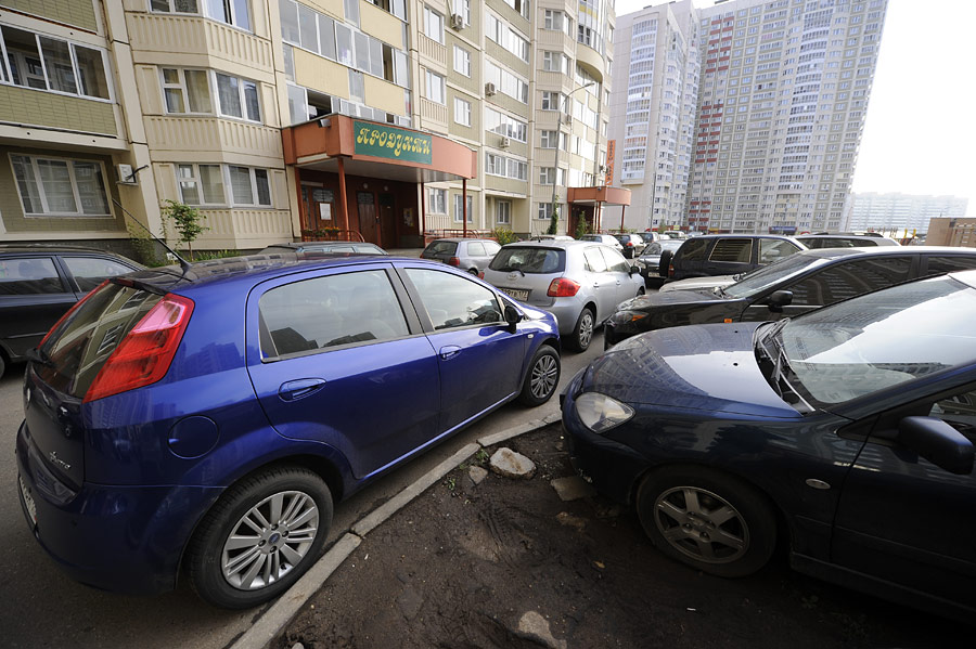 Парковка во дворе жилого дома в Москве. © Алексей Филиппов/ИТАР-ТАСС
