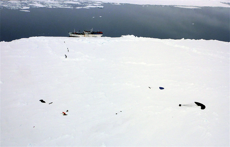 Команда терпящего бедствие в Антарктике судна «Спарта» идет за оборудованием, сброшенным с борта новозеландского военного самолета C130. © Royal New Zealand Air Force/Reuters