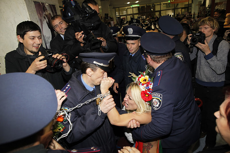 Участницу акции задерживает милиция. © femen.livejournal.com
