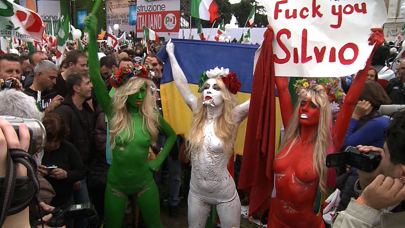 Активистки группы Femen на акции за отставку Сильвио Берлускони в Риме.© femen.livejournal.com
